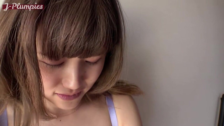 Asian cutie: Les tétons roses se lèvent quand les courbes de peluche...