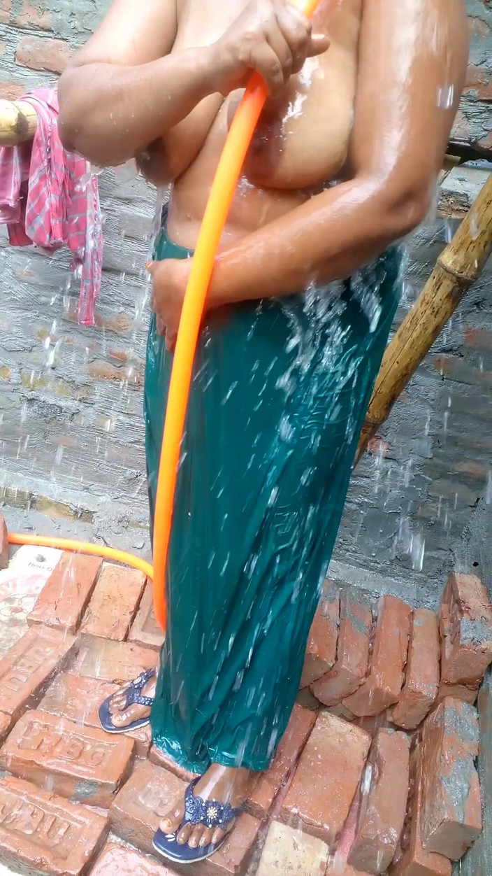 Sadia vabi: Sadia je velmi sexy dívka ukazuje svou kundičku