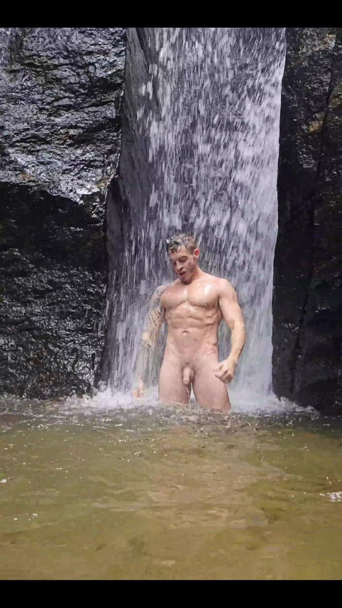Dave Wikkinson: Photo Session in the Waterfall