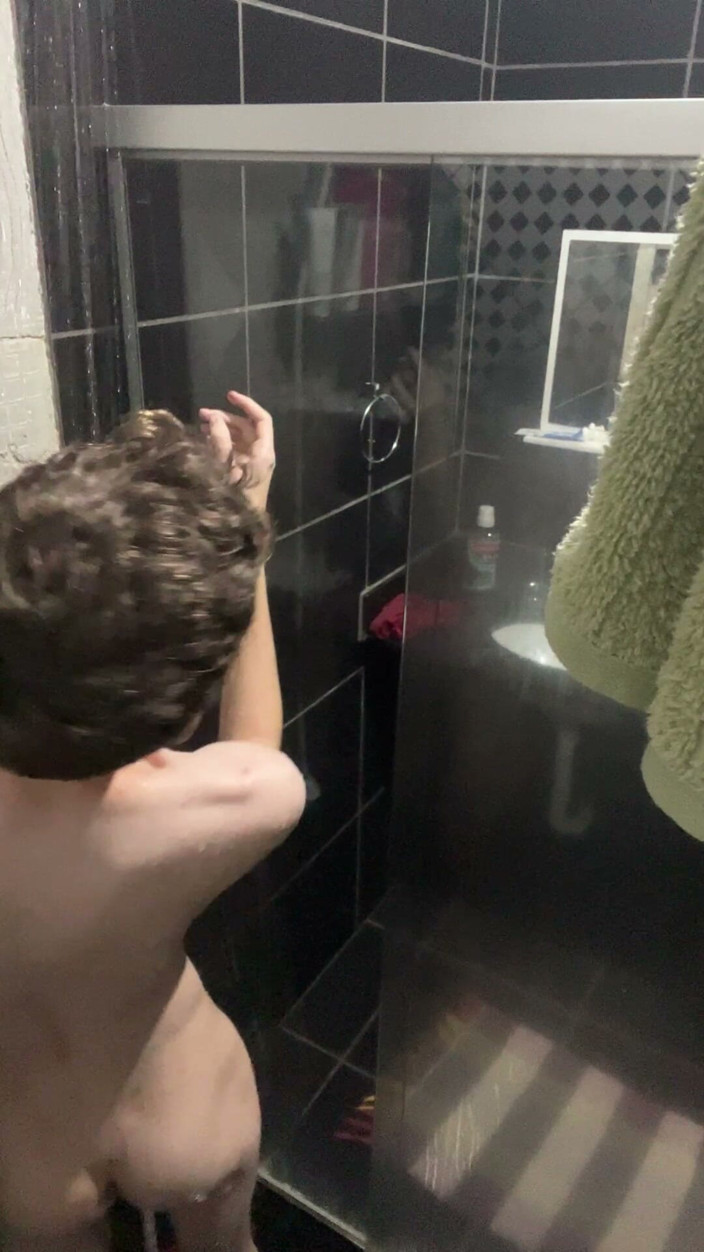 Kedoimath: Twink gầy gò đi tắm và khoe cơ thể trần truồng đầy đủ...