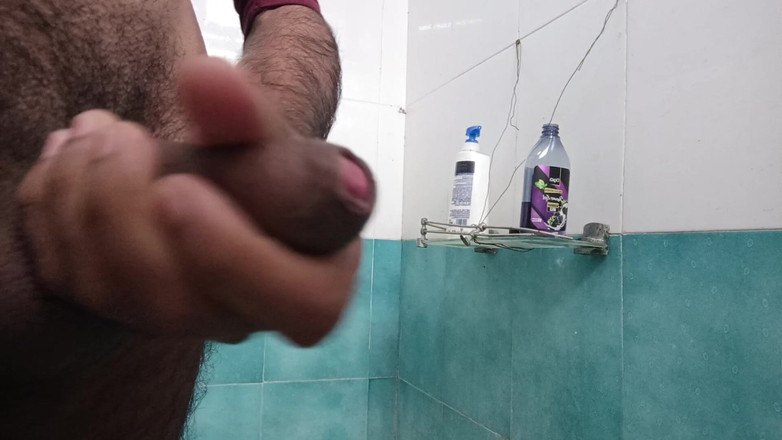 Brijesh 270: Mladý muž používá koupelnu nebo obrázky a videa chlapců v...