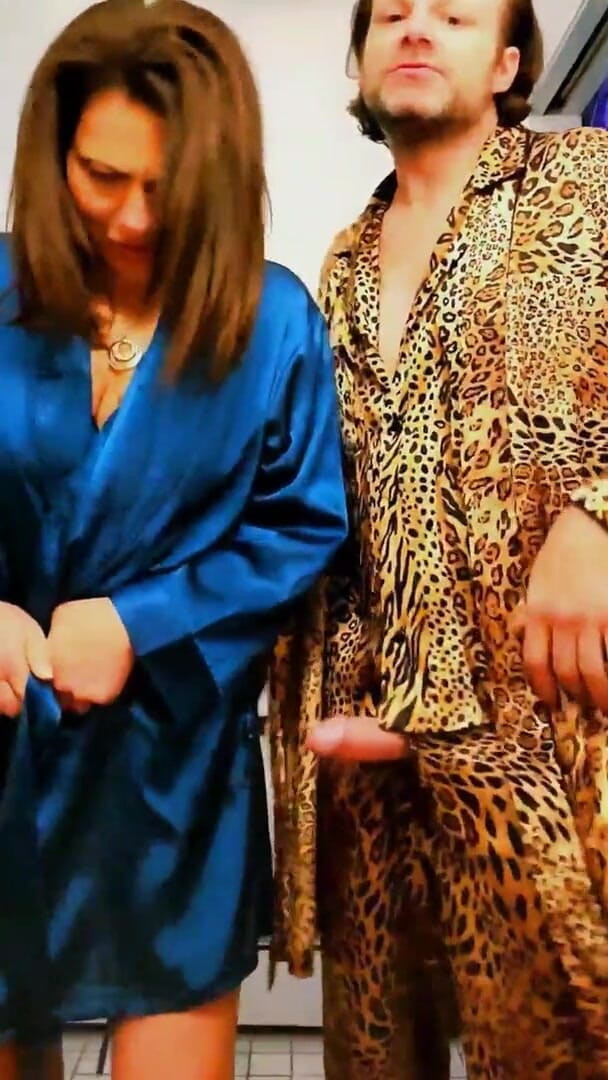 Satin Fetish King: 새틴 페티쉬 왕의 자지를 빨아주는 아름다운 밀프