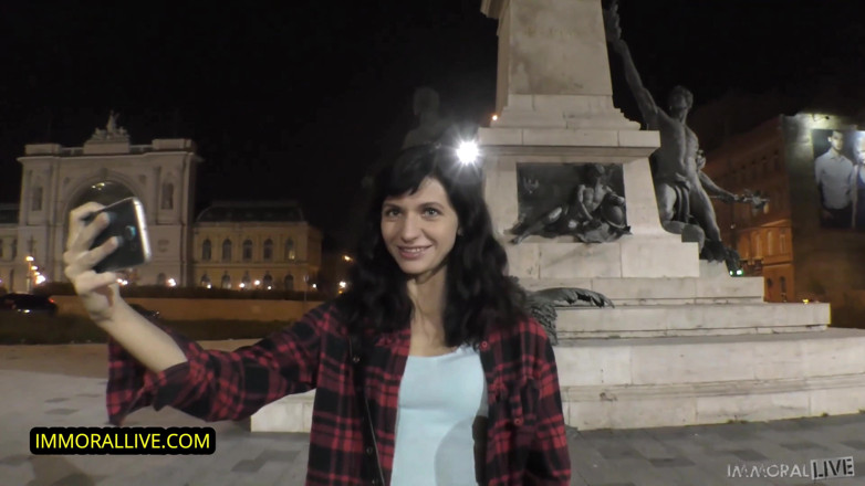 Immoral Live: Lo stile del 1970 un grande cespuglio nero viene sbattuto da...