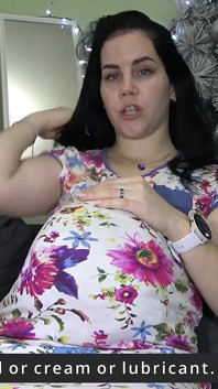 热辣的怀孕熟女吮吸并被射在肚子上
