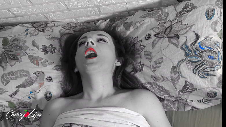 Cherry Lips: パパのベッドで自慰行為をキャッチ - チェリーリップス