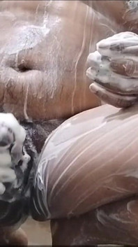 Ragazzo nudo che fa il bagno