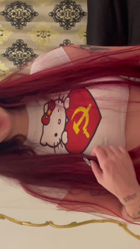 Komünist protestocu kapitalist Zaddy tarafından yeniden programlanıyor (bakış açısı dölleme)