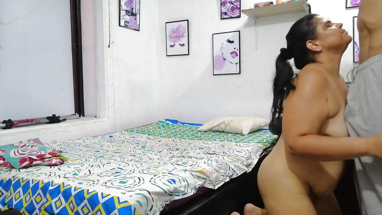 FLACO: 我和继母的老公做爱，他很热辣，他有一根大鸡巴