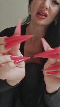 Tôn thờ móng tay stiletto màu đỏ quyến rũ