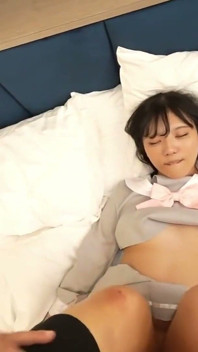 La belleza angelical con un hermoso busto hace su debut en la revelación de la cara. El deseo de Ntr conduce a una intensa sesión privada.1er