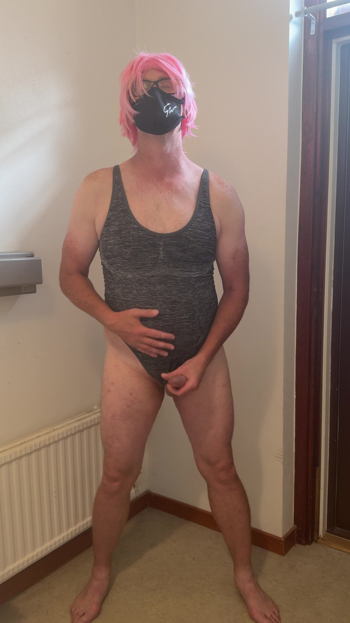 Julia Trans: Повія в рожевому волоссі мастурбує і кінчає і мочить себе