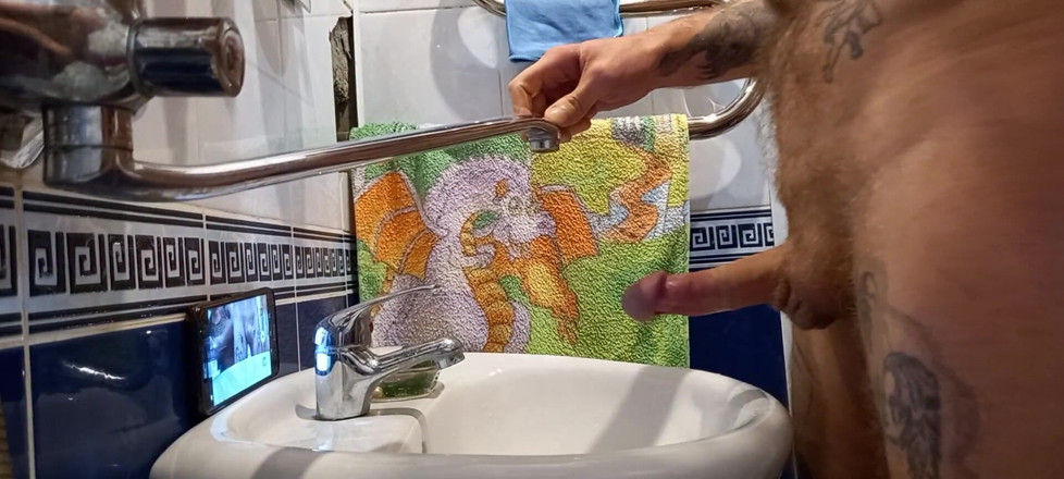 Zona901: baathroom men, ek larki mere land ka hastamaithun karne men...