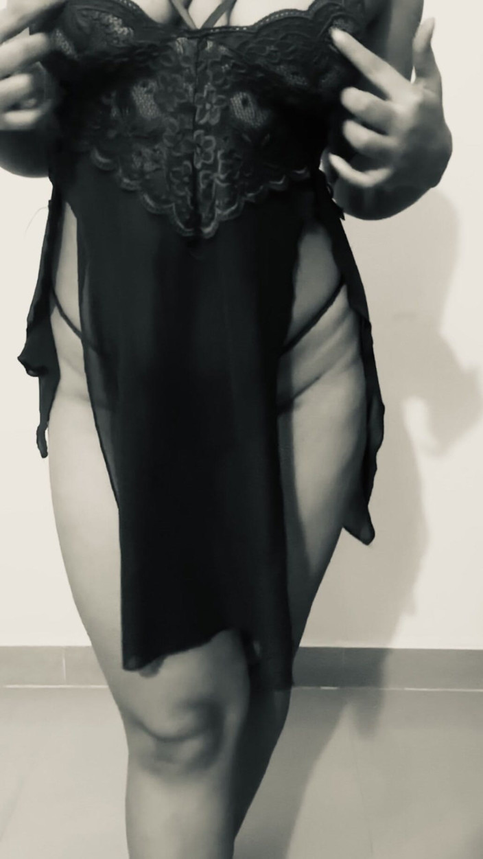 Foxxy_babe: La ragazza tradisce e si masturba per gli amici del...