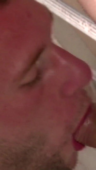 Josh Milk和guillaume Wayne，跪在你跪下...请