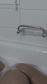 Amanda Jane banyoda seksi oyun