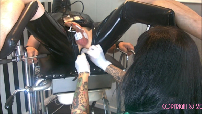 Domina Lady Vampira - SM Studio Femdom Empire: Latextreme clinic 2/2 - インフレータブルマスクとインフレータブル浣腸プラグ