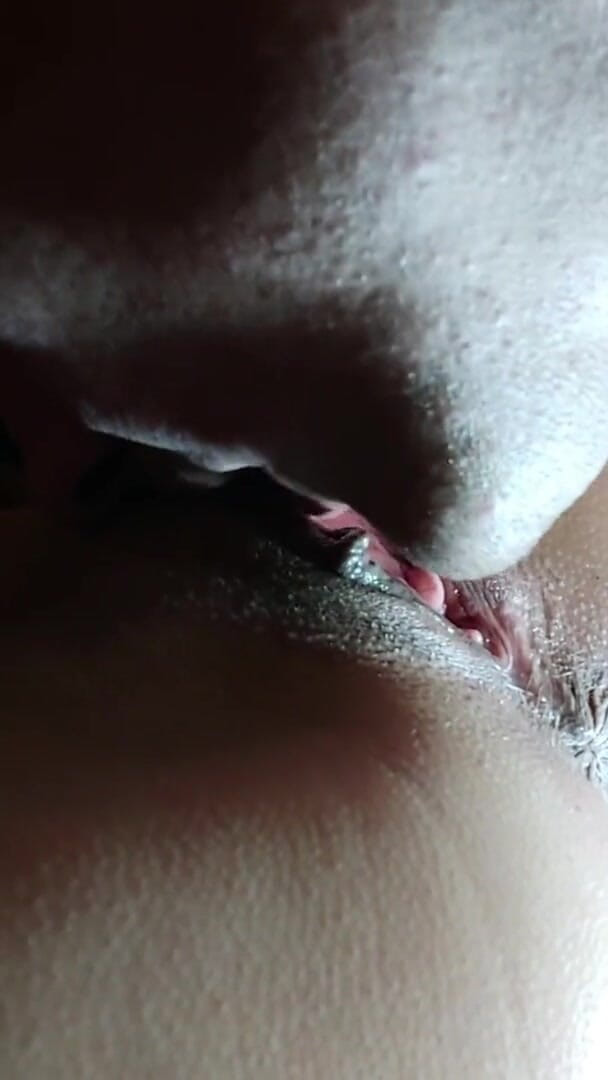 Wet Pussy Fuck: Pepek remaja pertama saya menjilat rakaman dekat