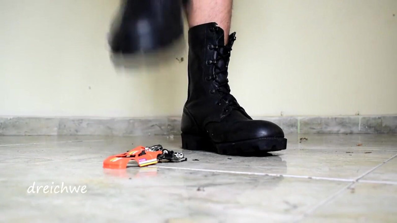 Dreichwe: Destroying some cars with my boots