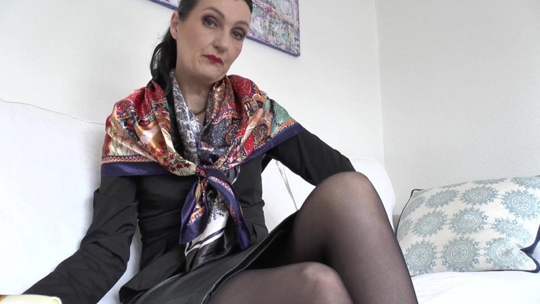 Lady Victoria Valente: Mina blanka satinhalsdukar är så upphetsande! Lady Victoria Valente
