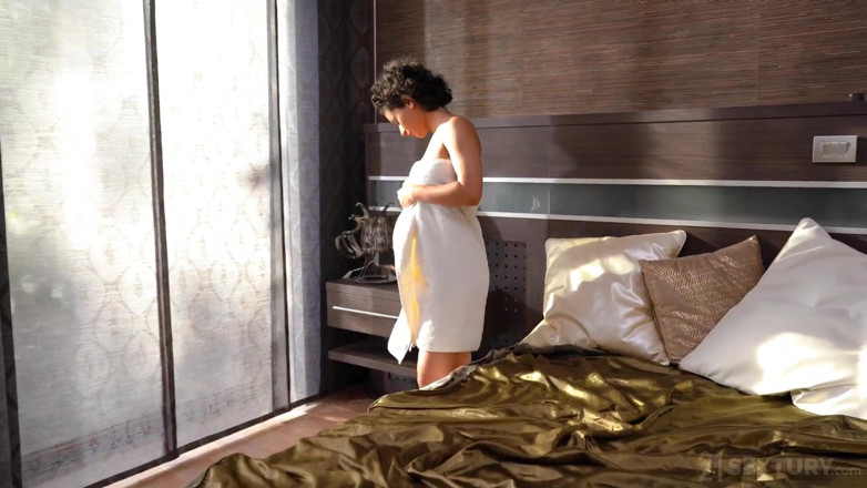 21 Sextury: Вероніка Леал і Стейсі Блум трахаються в дупу на вечірці втрьох