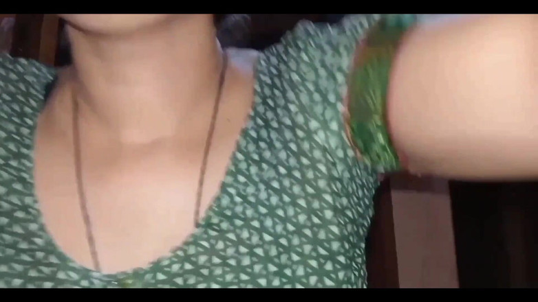 Janvibhabhii: 자정에 그녀를 만나러 왔을 때 남친에게 펠라 서비스를 해주는 인도 핫한 소녀