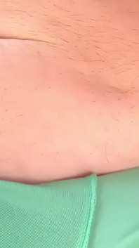 난쟁이 남자 젖탱이와 털이 무성한 뚱뚱한 엉덩이