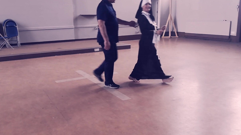 Kylie Britain Adventures: La nonne Kylie se fait baiser