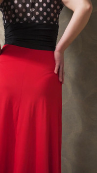 Sexy milfka v těsných šatech škádlí viditelnou kalhotkovou linku