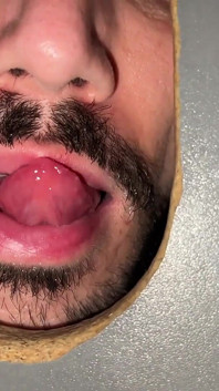 Il gay si diverte al gloryhole con un succhiacazzi