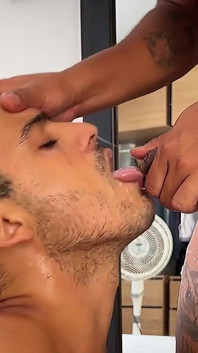 Llenando el culo y la boca de Noah con mi babeo precum