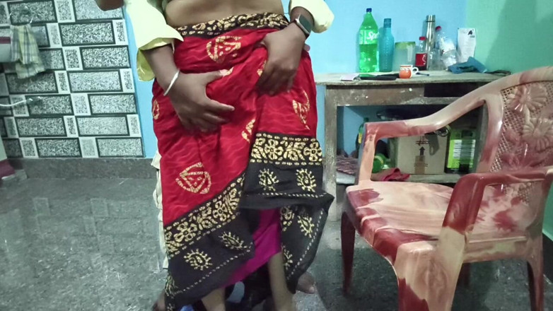 Sona bhabhi: Soția de servitoare indiancă matură sexy seduce și se fute tare,...