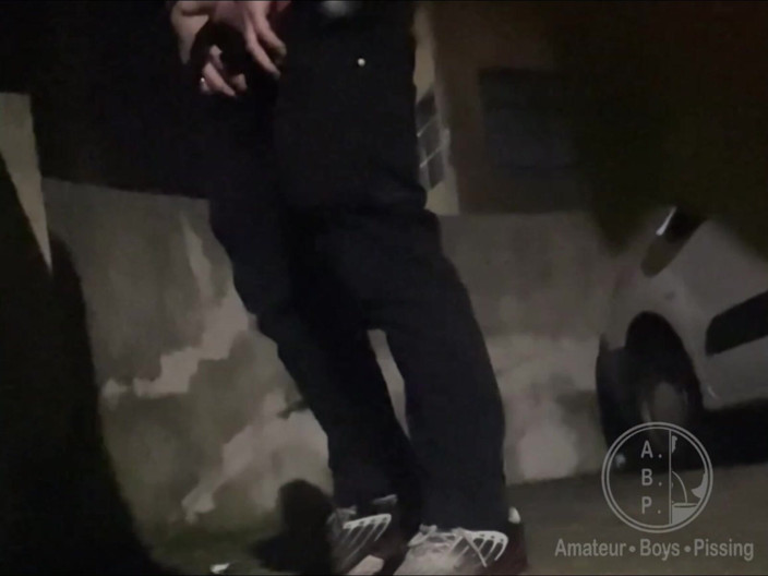 AmateurBoysPissing: Amateur-junge Beim Pinkeln Auf Der Straße Nach Der Party Erwischt