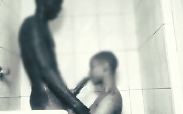 Dzaddy long strokes: Milf indiană desi sexy în poziția capră în baie