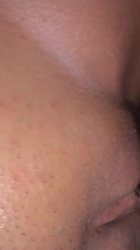 Mein Freund fickt meine nasse Muschi von unten mit seinem großen Penis