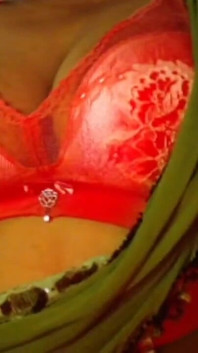 Heißes mädchen, bh, offene möpse, drücken Show nackte muschi-Show.
