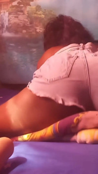 Ich vögel mein kissen, stöhnt und schreit laute orgasmen