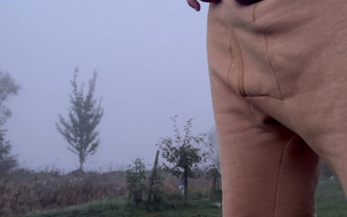 White Ukrainian Dick: İşeyeceğim.