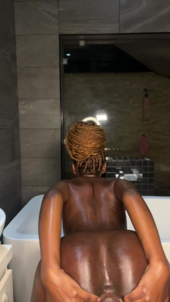 SEXXY-DAISY: Předvádím moji růžovou kundičku zezadu