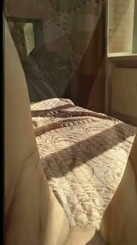 La figa russa non rasata si masturba al sole e tocca il suo clitoride con il dito Ginnagg