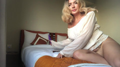 Dee Fantasy: Сексуальная блондинка решила помастурбировать, лежа на огромной кровати, пока ее бойфренд куда-то бродит