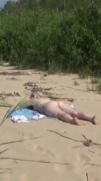 Nevlastní máma s velkým zadkem ošukaná do všech děr na pláži