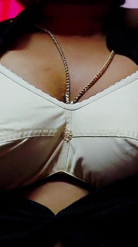 Desi Bhabhi Seks z chłopakiem w pokoju hotelowym cieszy się