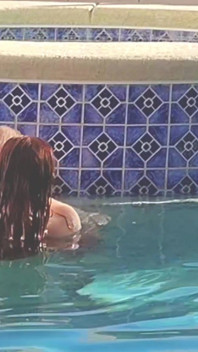 Heiße langhaarige rothaarige rothaarige MILF nimmt ein bad und fickt im swimmingpool