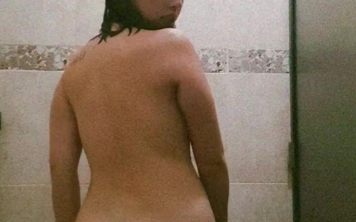 Eliza White: Spelen bij douche