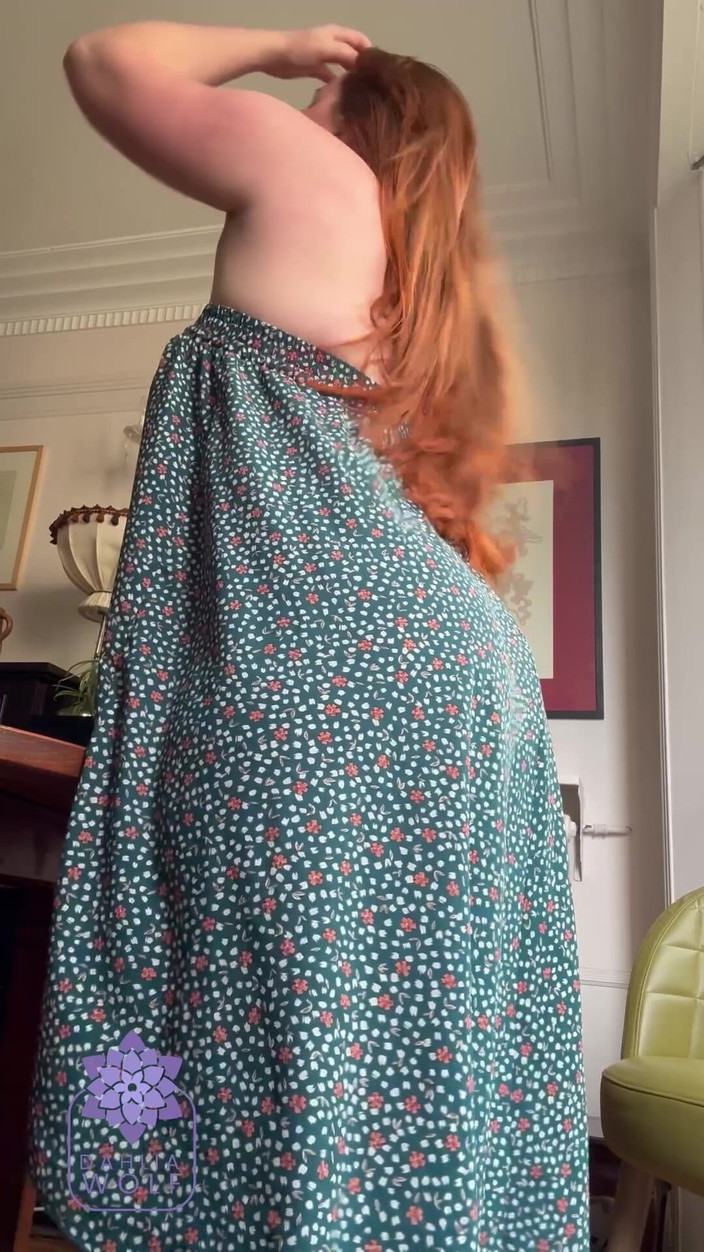 Dahlia Wolf: Dicker hintern, arsch klatscht im sommerkleid