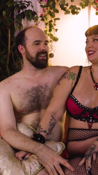 Just Interviews - Cece Larue ve Jacob Style - showgirl şov yapmaya başlıyor
