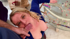 Erin Electra: Macecha má visící prsa a chce šukat v obývacím pokoji POV