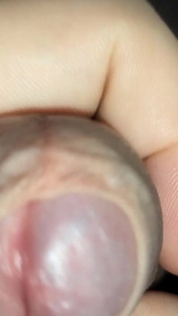 Záběr zblízka Na masturbaci nesestříhaný penis a výstřik