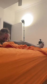 V zákulisí!! Blonďatá BBW australská milfka milovala, když jsme oba šukali její kundičku a zadek !!