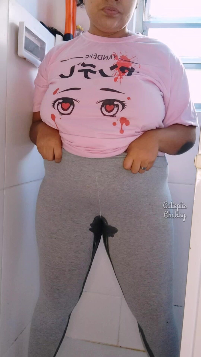 Cutiepiie Chubby: Bbw zwarte vrouw plassend op een legging